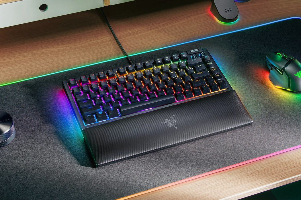 EAN 8886419349563 - Razer BlackWidow V4 teclado Juego USB QWERTY Inglés de EE. UU. Negro imagen 4