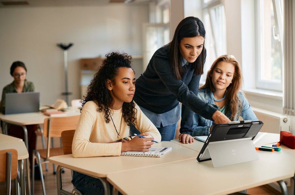 EAN 0085896975038 - Kensington BlackBelt 33 cm (13") Funda Negro, Blanco imagen 6