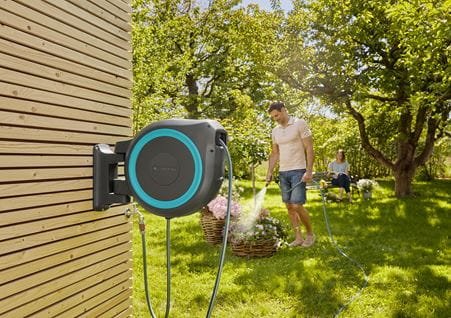 EAN 4078500052061 - Gardena 18630-20 carrete de manguera de jardín Carrete de pared Automático Negro, Azul imagen 2