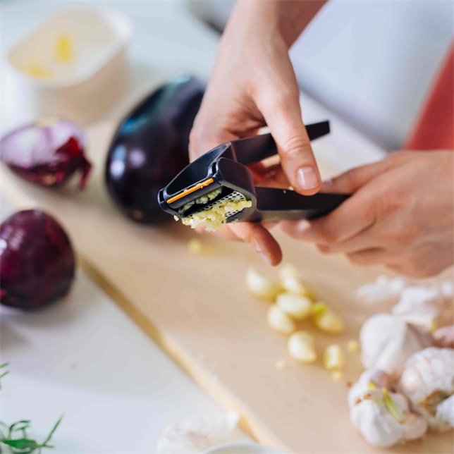 EAN 6424002010340 - Fiskars 1028361 prensa para ajo Prensa de ajo de mano imagen 4