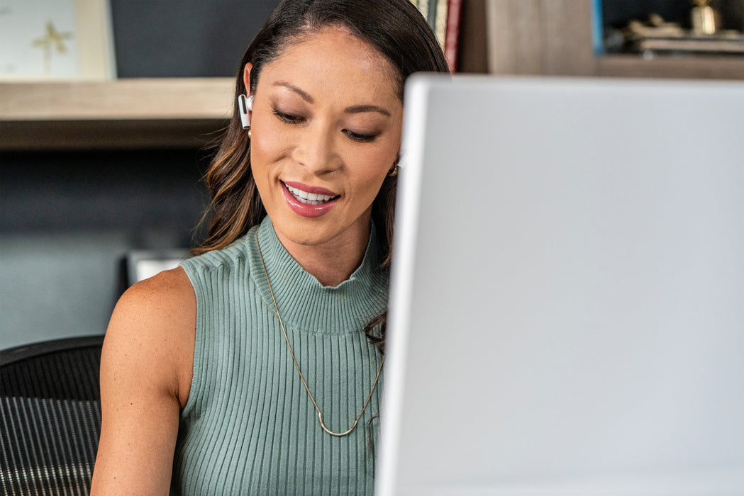 EAN 0197497838626 - Poly Voyager Free 60/60+ Microsoft Teams Certified White Earbuds (2 Pieces) imagen 2