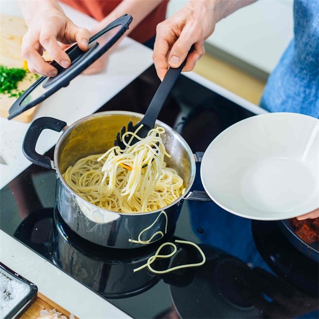 EAN 6424002009689 - Fiskars 1027301 cuchara de pasta Plástico, Silicona imagen 3