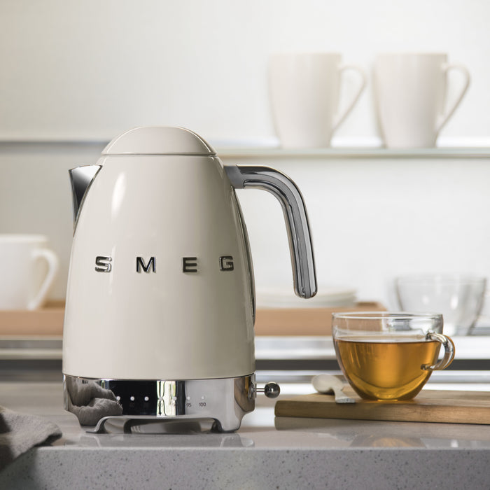 EAN 8017709231378 - Smeg KLF04CREU tetera eléctrica 1,7 L 2400 W Crema de color imagen 10