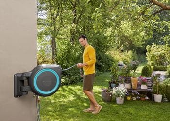 EAN 4078500052047 - Gardena 18625-20 carrete de manguera de jardín Carrete de pared Automático Negro, Azul imagen 3