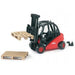 EAN 4001702025113 - BRUDER Linde fork lift H30D with 2 pallets imagen 1