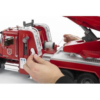 EAN 4001702028213 - BRUDER MACK Granite fire engine with water pump imagen 5
