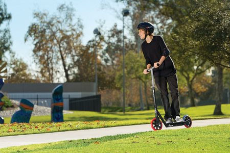 EAN 0845423013790 - Razor Carbon Lux Universal Patinete clásico Negro imagen 8