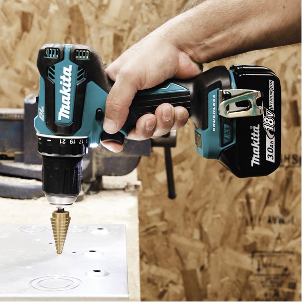 EAN 0088381866323 - Makita DDF485ZJ taladro 1900 RPM Sin llave 1,7 kg Negro, Azul imagen 2