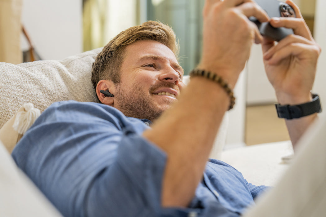 EAN 0017229179042 - Poly Voyager Free 60 UC M Carbon Black Earbuds +BT700 USB-A Adapter +Basic Charge Case Auriculares Inalám imagen 3