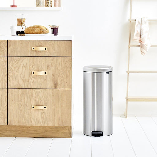 EAN 8710755114380 - Brabantia Pedal Bin newIcon Alrededor Acero pulido imagen 1