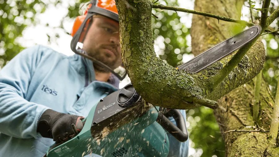 EAN 4059952608129 - Bosch 0 600 8B8 303 motosierra 1800 W Verde imagen 6