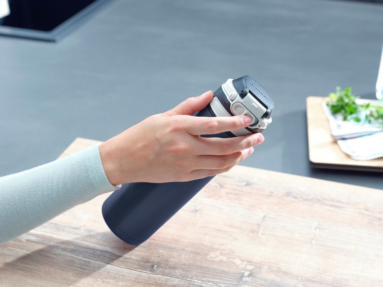 EAN 4006501032751 - Leifheit 03275 taza de viaje 600 ml Negro, Azul Acero inoxidable imagen 2