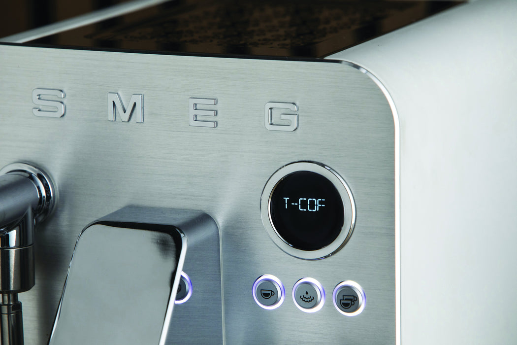 EAN 8017709347017 - Smeg EMC02WHMEU cafetera eléctrica Manual Máquina espresso 1,7 L imagen 34