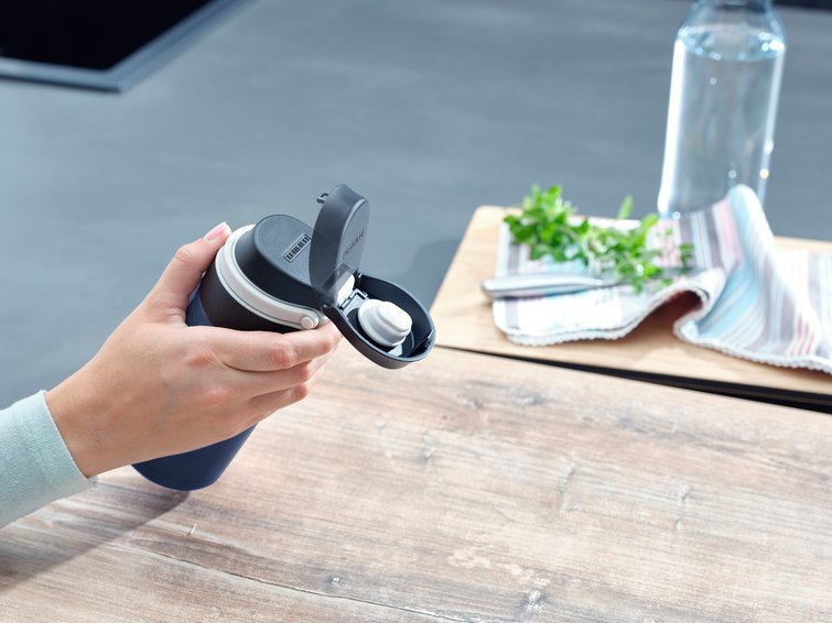 EAN 4006501032478 - Leifheit 03247 taza de viaje 350 ml Negro, Azul Acero inoxidable imagen 3