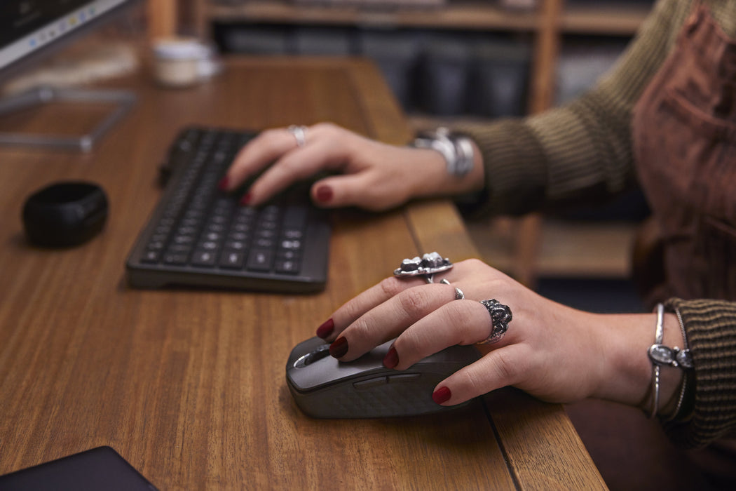 EAN 0197497053968 - Poly Voyager Free 60 UC Carbon Black Earbuds +BT700 USB-C Adapter +Basic Charge Case Auriculares Inalámbr imagen 5