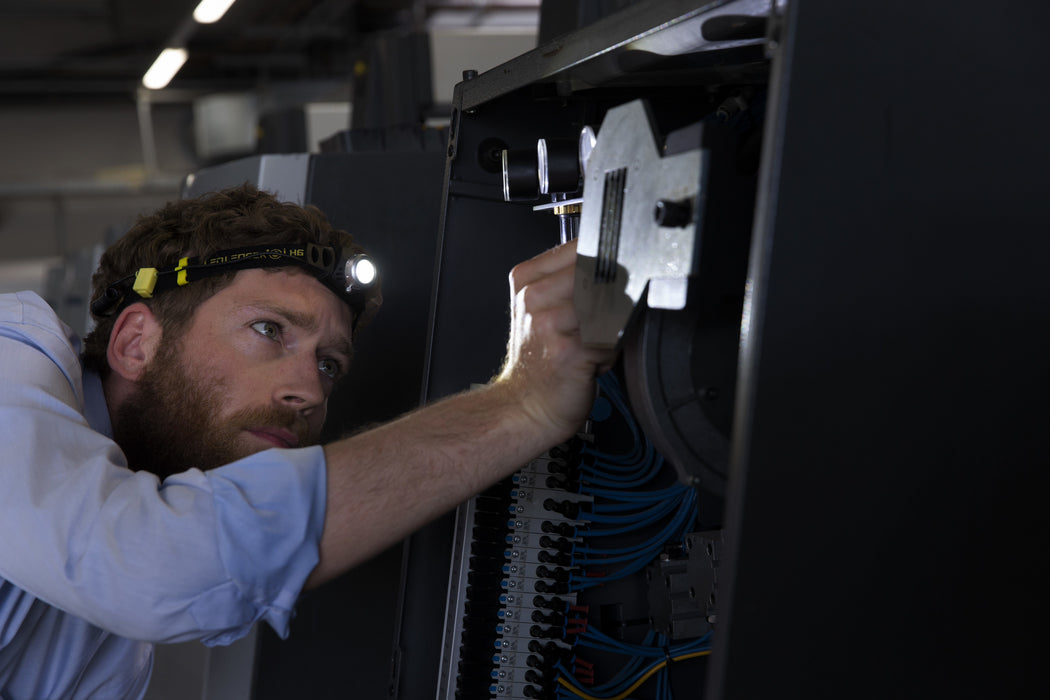 EAN 4058205010313 - Ledlenser iH8R Negro, Amarillo Linterna con cinta para cabeza LED imagen 2