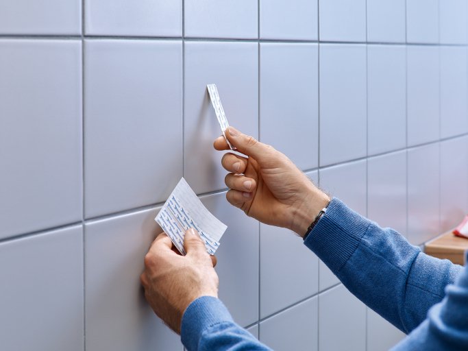 EAN 4042448340436 - TESA 77767-00000 gancho para almacenamiento Interior Gancho universal Gris, Rojo, Blanco 2 pieza(s) imagen 7