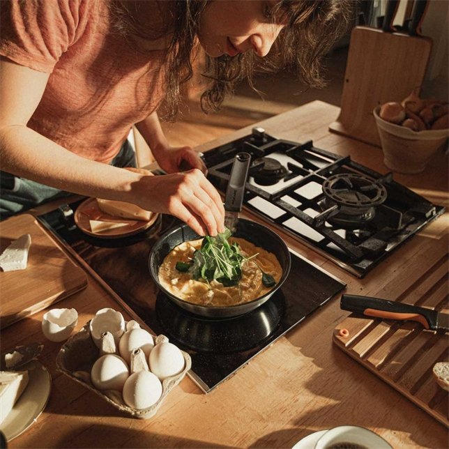 EAN 6424002018735 - Fiskars 1072249 cacerola Sartén gourmet Alrededor imagen 8