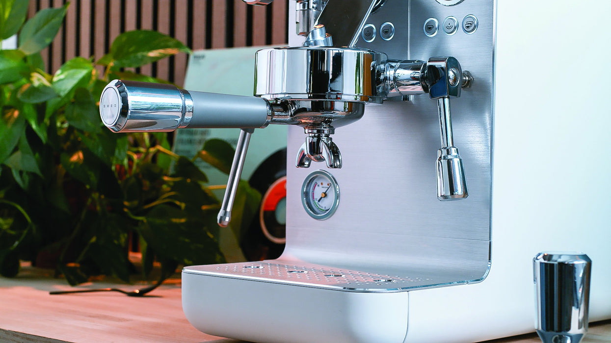 EAN 8017709347017 - Smeg EMC02WHMEU cafetera eléctrica Manual Máquina espresso 1,7 L imagen 38