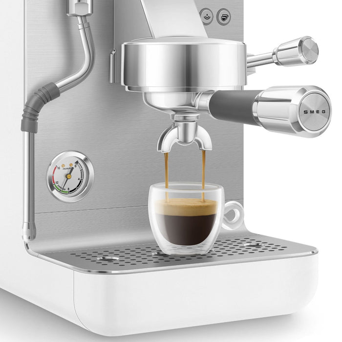 EAN 8017709347017 - Smeg EMC02WHMEU cafetera eléctrica Manual Máquina espresso 1,7 L imagen 16