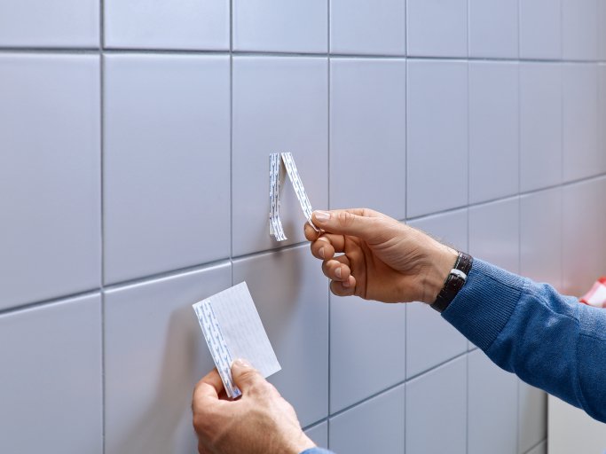 EAN 4042448340436 - TESA 77767-00000 gancho para almacenamiento Interior Gancho universal Gris, Rojo, Blanco 2 pieza(s) imagen 10