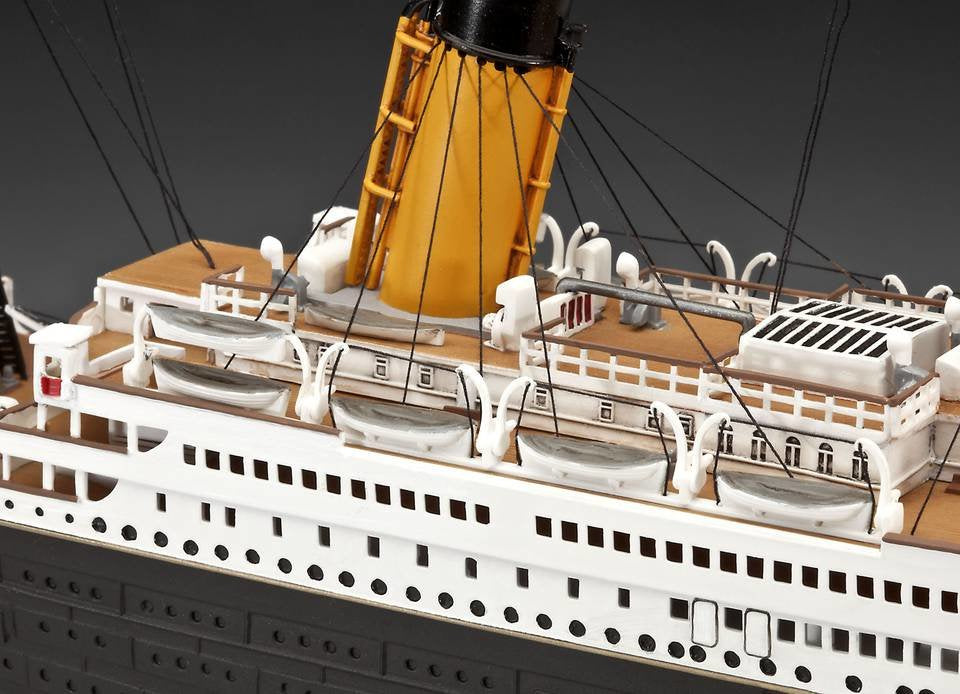 EAN 4009803057156 - Revell Gift-Set 100 Years TITANIC Maqueta de transatlántico Kit de montaje 1:400 imagen 6