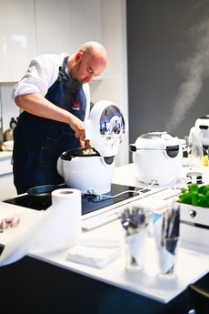 EAN 3045386381869 - Tefal CY851130 olla multi-cocción 6 L Cromo, Blanco imagen 26