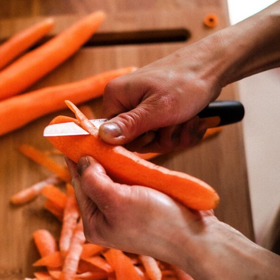 EAN 6424002012894 - Fiskars Functional Form Acero inoxidable 1 pieza(s) Peeling knife imagen 4