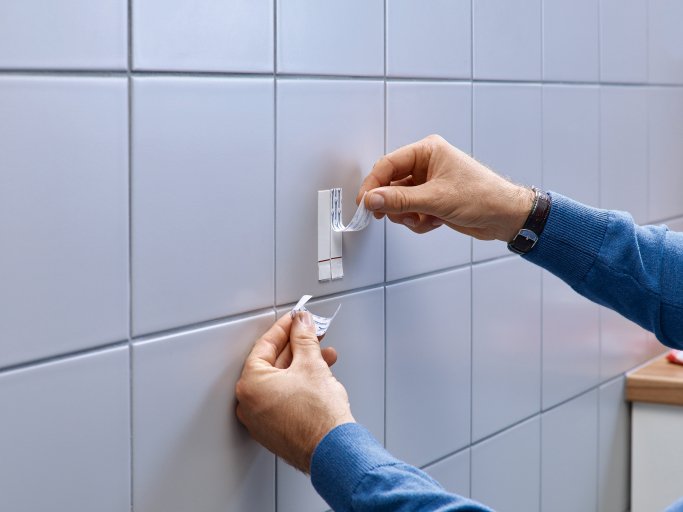 EAN 4042448340436 - TESA 77767-00000 gancho para almacenamiento Interior Gancho universal Gris, Rojo, Blanco 2 pieza(s) imagen 12