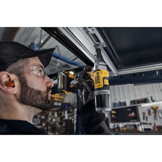 EAN 5035048797723 - DeWALT DCF414NT-XJ remachadora imagen 6