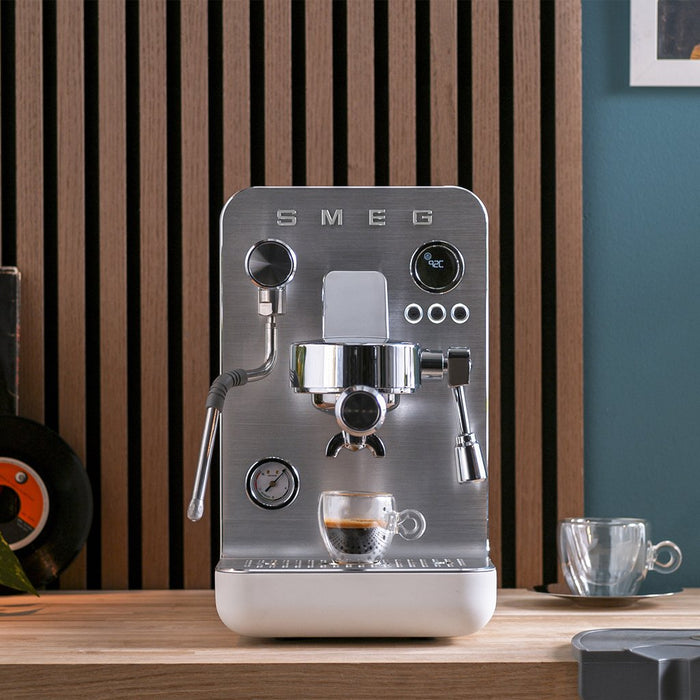 EAN 8017709347017 - Smeg EMC02WHMEU cafetera eléctrica Manual Máquina espresso 1,7 L imagen 29