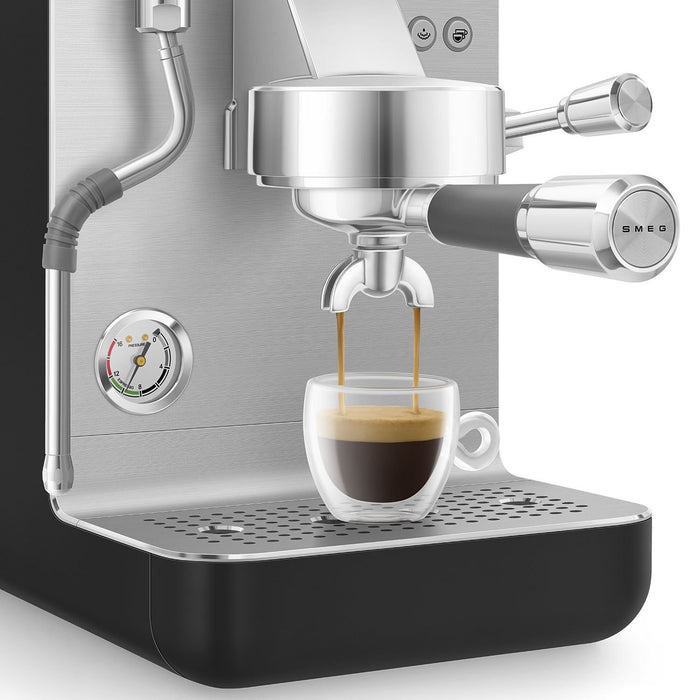 EAN 8010072255859 - Smeg EMC02BLMEU cafetera eléctrica Manual Máquina espresso 1,7 L imagen 16