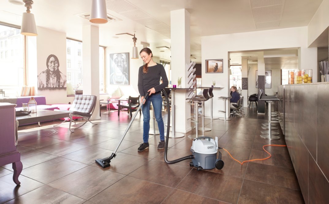 EAN 5715492194063 - Nilfisk VP300 HEPA EU2 10 L Aspiradora cilíndrica Secar 800 W Bolsa para el polvo imagen 2