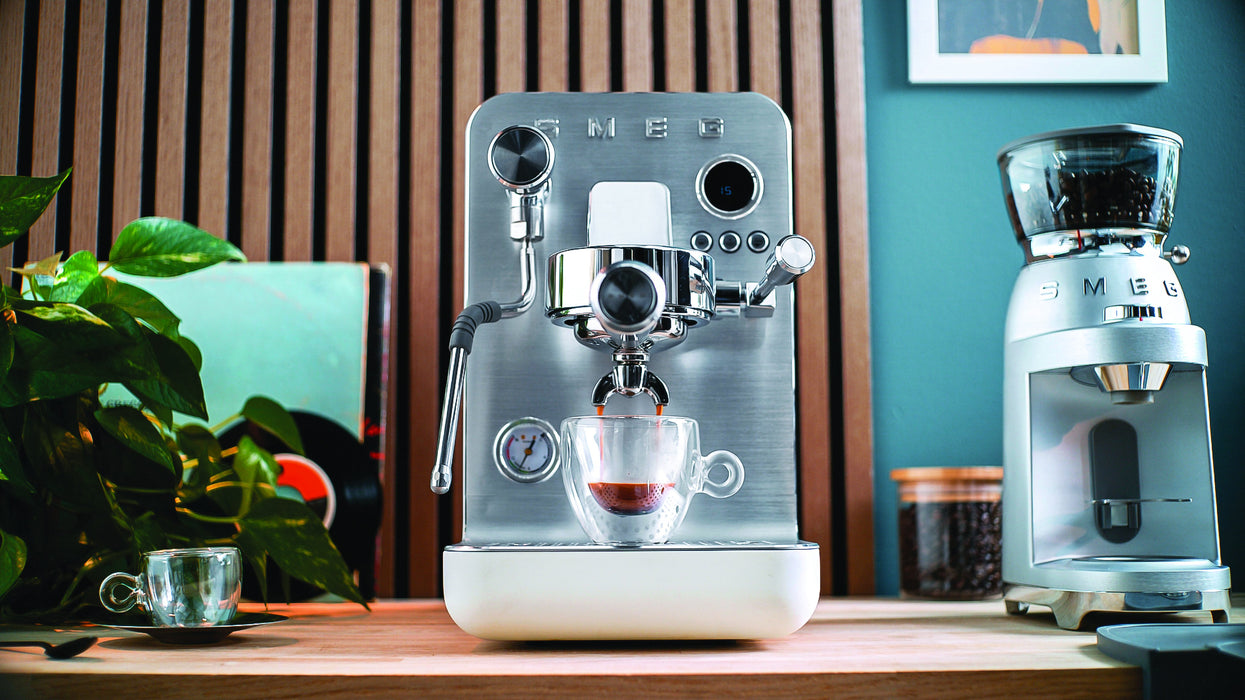 EAN 8017709347017 - Smeg EMC02WHMEU cafetera eléctrica Manual Máquina espresso 1,7 L imagen 31