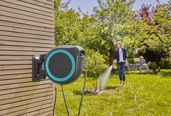 EAN 4078500052047 - Gardena 18625-20 carrete de manguera de jardín Carrete de pared Automático Negro, Azul imagen 2