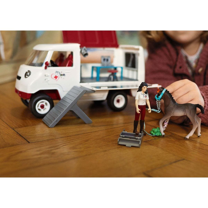EAN 4055744023101 - schleich Mobile Vet with Hanoverian Foal imagen 2