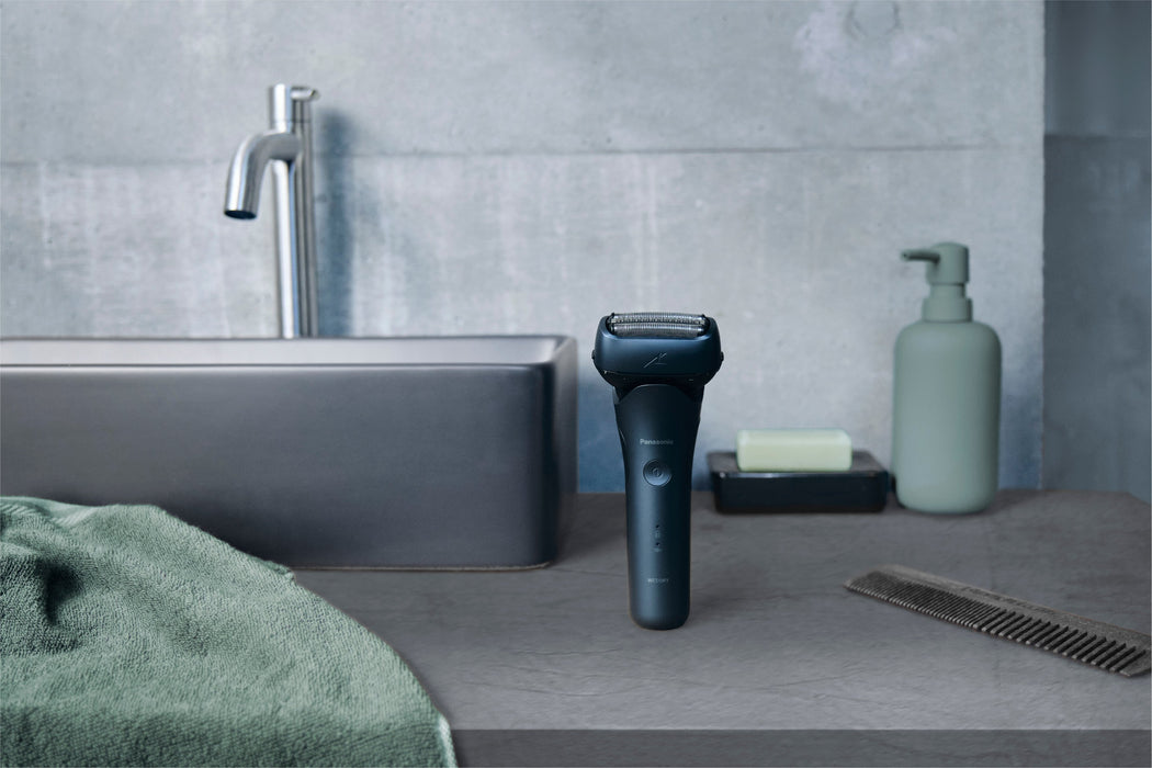 EAN 5025232950430 - Panasonic ES-LT4B Máquina de afeitar de láminas Recortadora Azul imagen 5