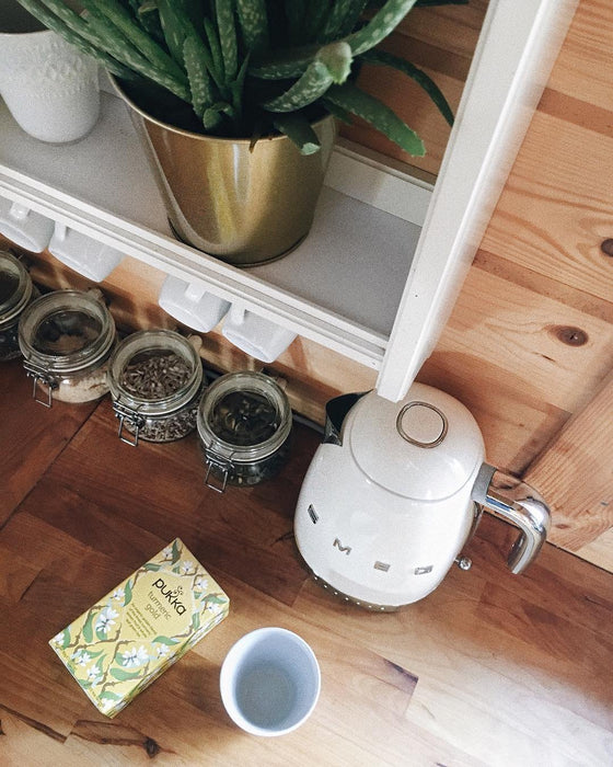 EAN 8017709231378 - Smeg KLF04CREU tetera eléctrica 1,7 L 2400 W Crema de color imagen 13