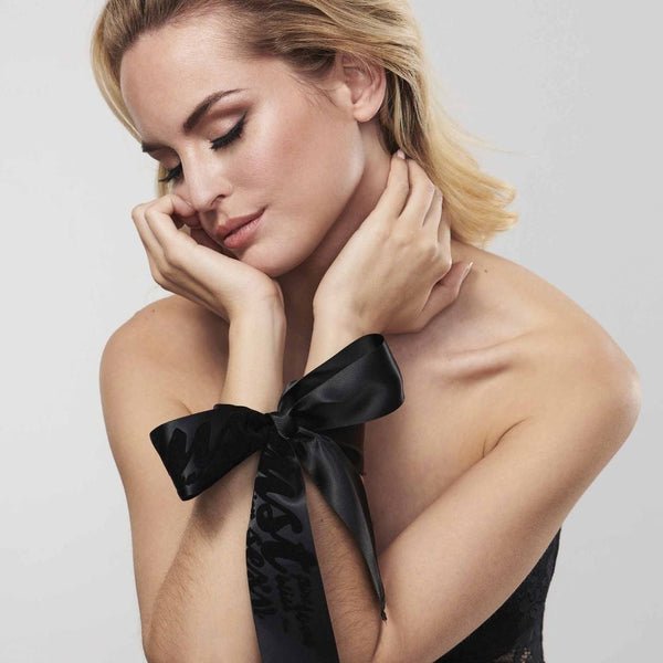 EAN 8437008001364 - Bijoux Indiscrets Silky Sensual Handcuffs Cinta para juegos eróticos Negro Tela imagen 1