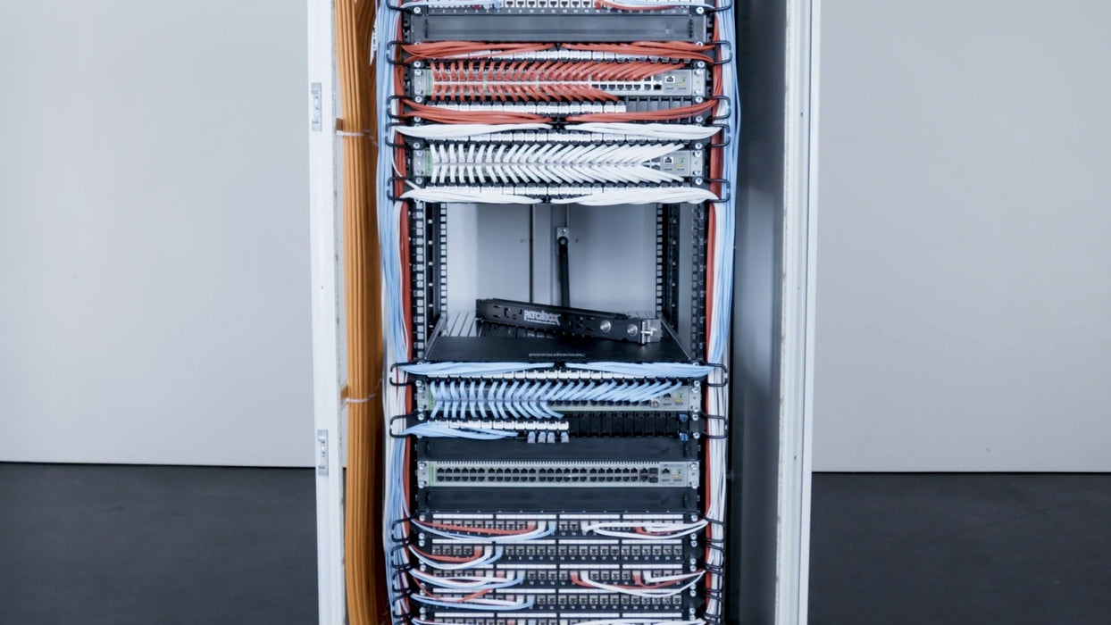 EAN 311778770676 - PATCHBOX P60UTPXC6AX24W cable de red Blanco 1,8 m Cat6a U/UTP (UTP) imagen 3