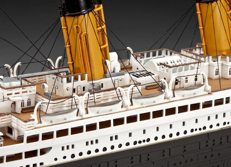 EAN 4009803057156 - Revell Gift-Set 100 Years TITANIC Maqueta de transatlántico Kit de montaje 1:400 imagen 3
