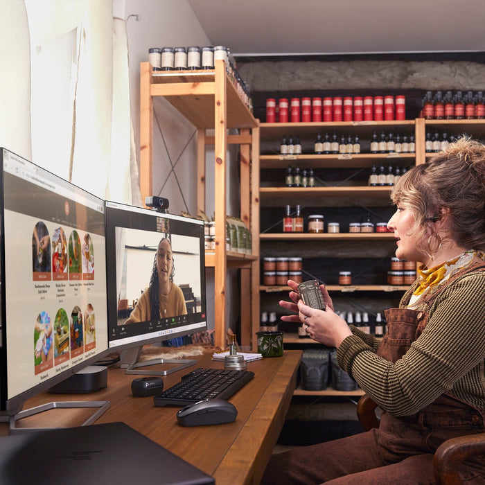 EAN 0017229187986 - Poly Voyager Free 60+ UC Carbon Black Earbuds +BT700 USB-A Adapter +Touchscreen Charge Case Auriculares I imagen 4