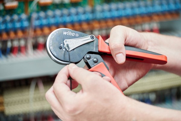 EAN 4010995412463 - Wiha 41246 crimpadora Herramienta para prensar Negro, Rojo imagen 2