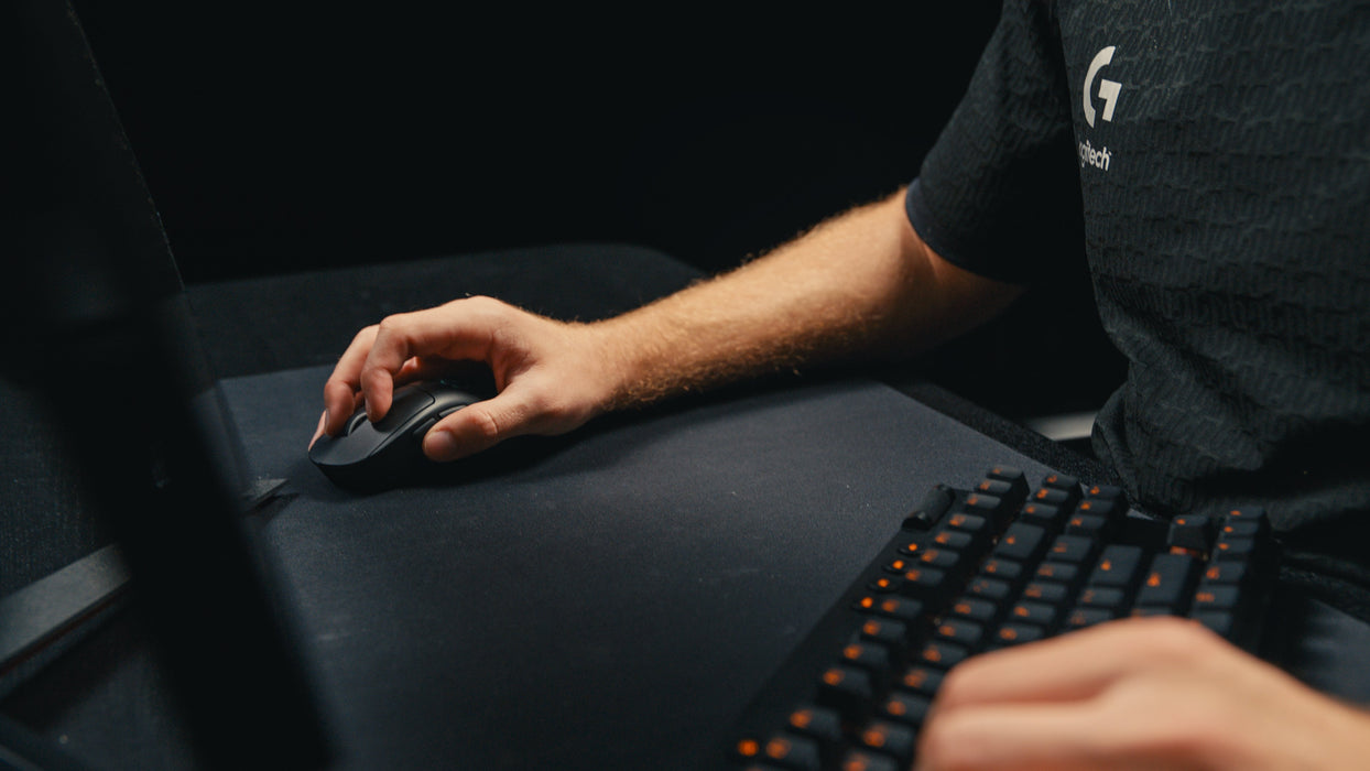 EAN 5099206128088 - Logitech G 910-007358 ratón Juego mano derecha RF Wireless + USB Type-A Óptico 44000 DPI imagen 1